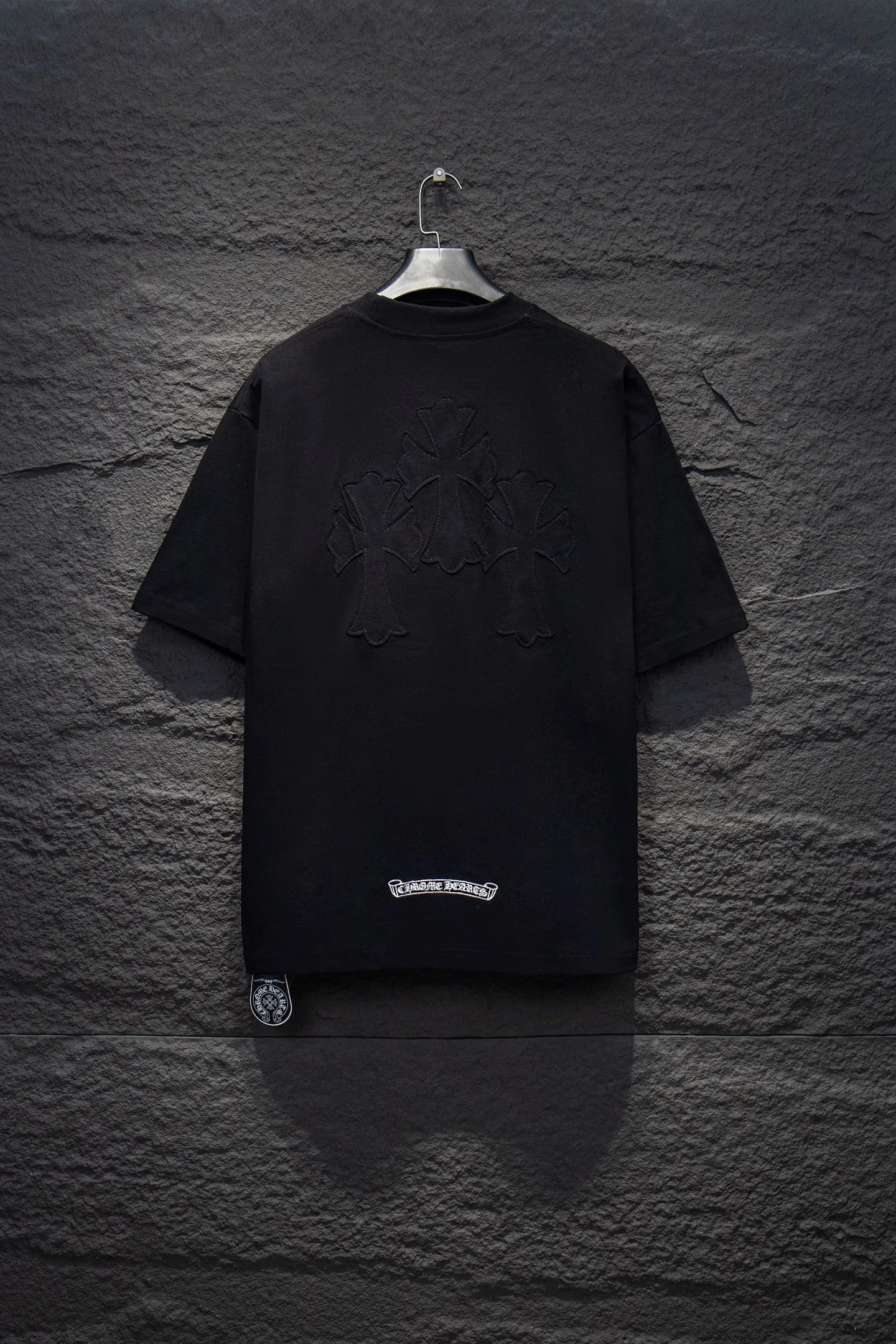 🅿️188 Style No.: 7240# Chrome hearts 25FW This year’s popular Chrome Hearts style is so 🉑️. The imported leather label on the front chest is made of ZP material. The 1:1 restoration makes it easy to touch and the resistance is large. It is very smooth to the touch, which is different from the market. The letters are machine embroidered with leather material after adjusting according to the original details. The thickness is moderate. The hardware is imported. Front # embroidery imported Tajima high-density heavy embroidery technology. The font is three-dimensional and full. The back panel is specially imported with machine embroidery. The hardware is handcrafted. The cost is extremely high. It is made of 32 double yarns and 260 grams of fabric. It is super comfortable. It is very comfortable and soft to wear in spring and summer. You will not feel stuffy. It is very comfortable to wear and absorbs sweat, so it is more suitable to wear. It can be used as a base in spring and can be worn casually on the street. The color is eye-catching👍 The simple version is full of fashion and very comfortable to wear. It is well-designed and refuses to be monotonous and vulgar. It does not make ordinary styles. Modern elements and design sense come to the face, giving the piece of clothing a unique fashion color~ Color: White Black Size Chart: S M L XL
